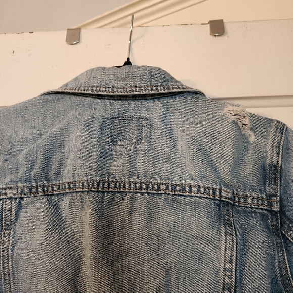 Old Navy Women’s Jean Jacket, Distressed Classic Denim, 100% Cotton EUC Sz Med - Picture 10 of 14